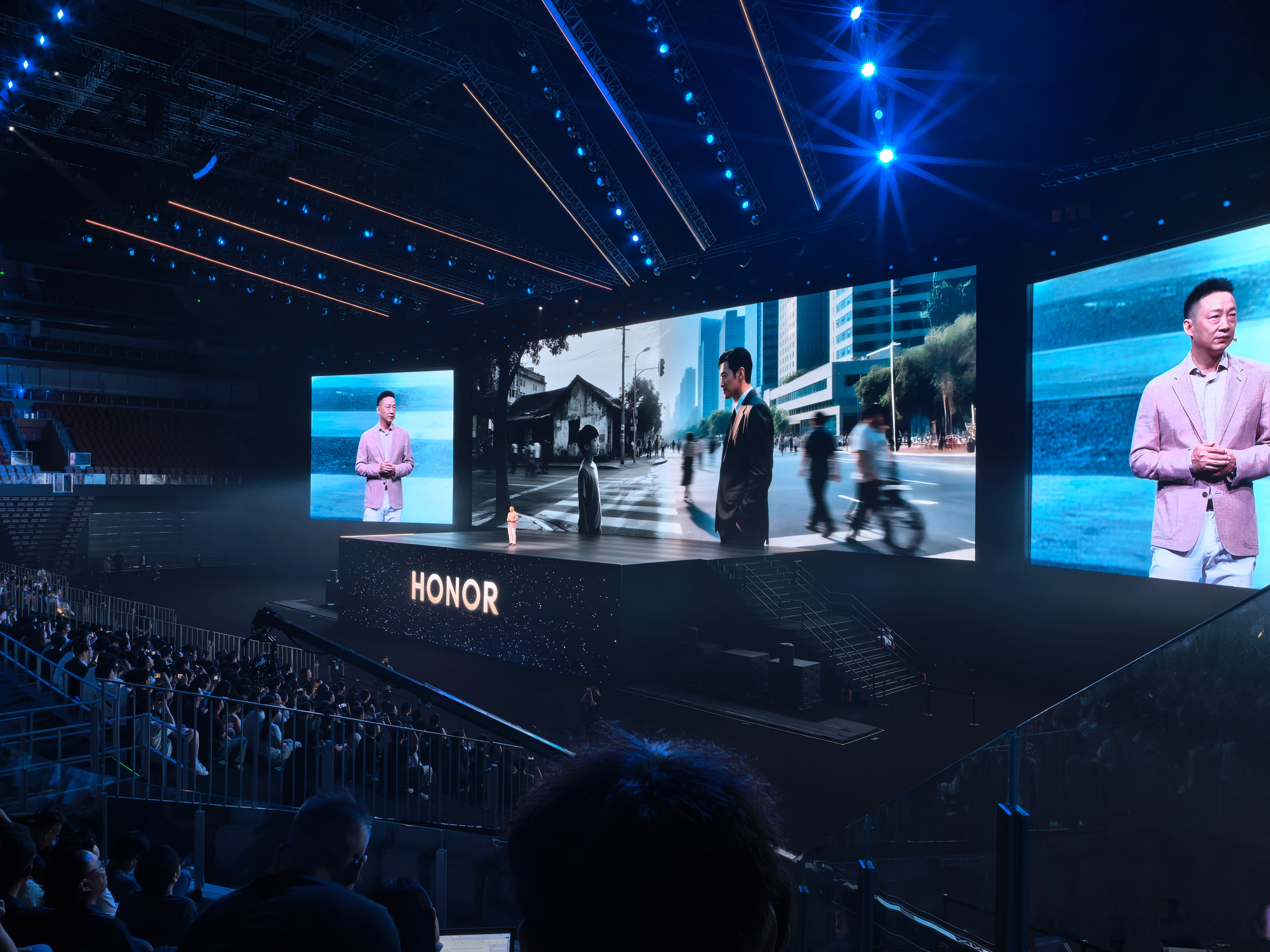 荣耀magic v5发布会开始了,李健上台,带着我们回忆了一下儿时的记忆