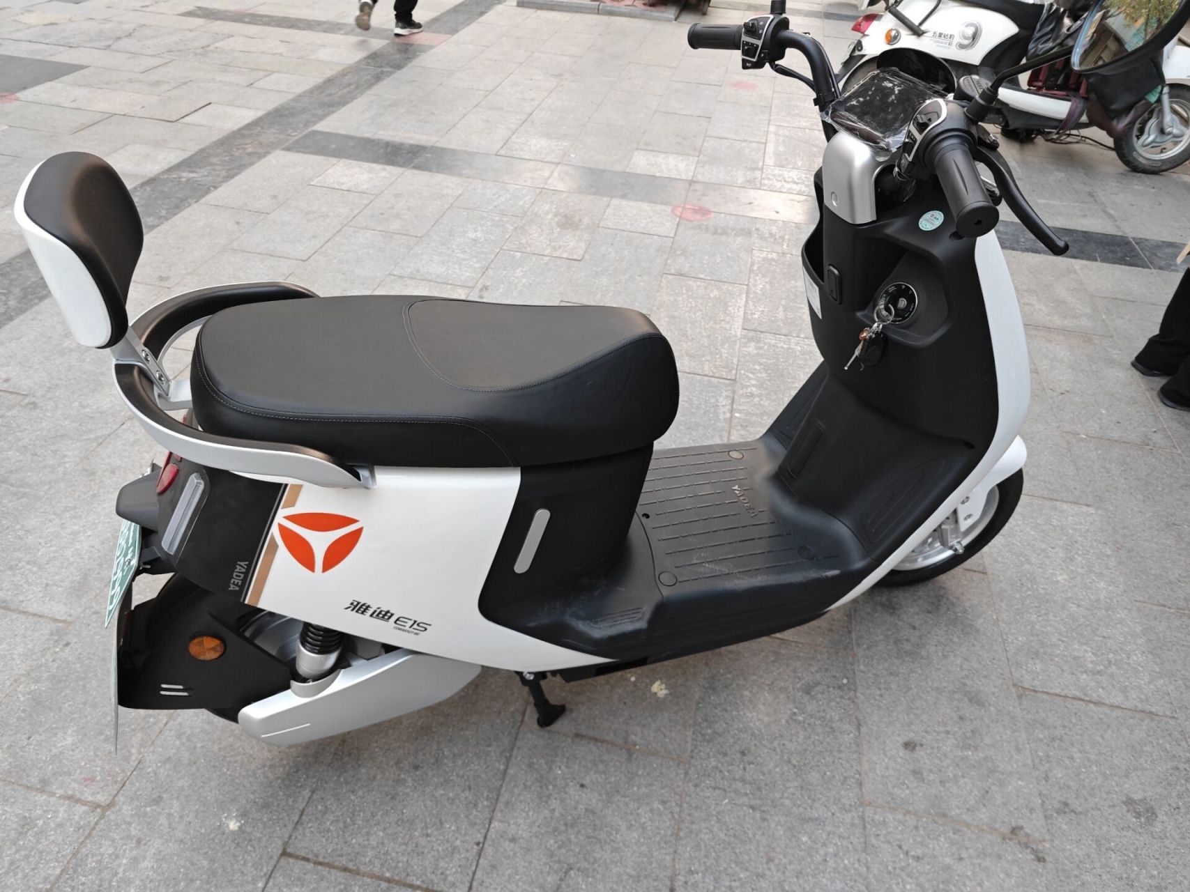 雅迪电动车 e1s 雅迪e1s   1999元拿下    看着挺好看的