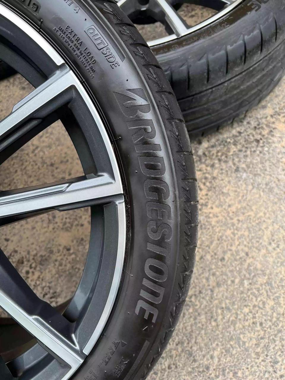 2023款宝马三系325li轮毂原车18寸,换锻造了原车拆下来的,行驶2000