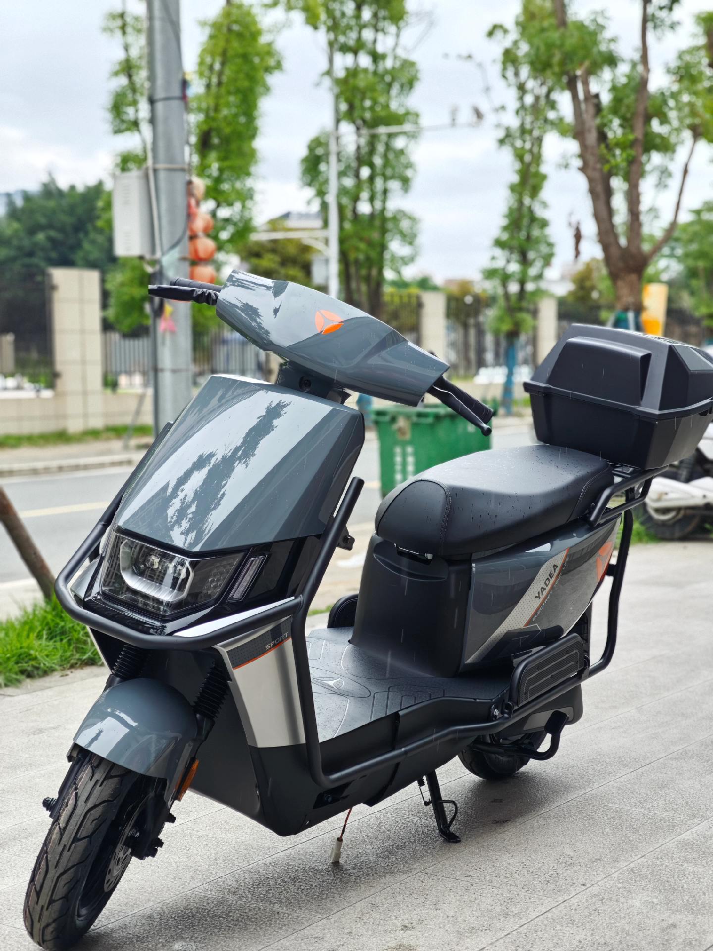 小小雅迪轻松拿下 .24款新款雅迪欧宾 六个电瓶 续航九十公里