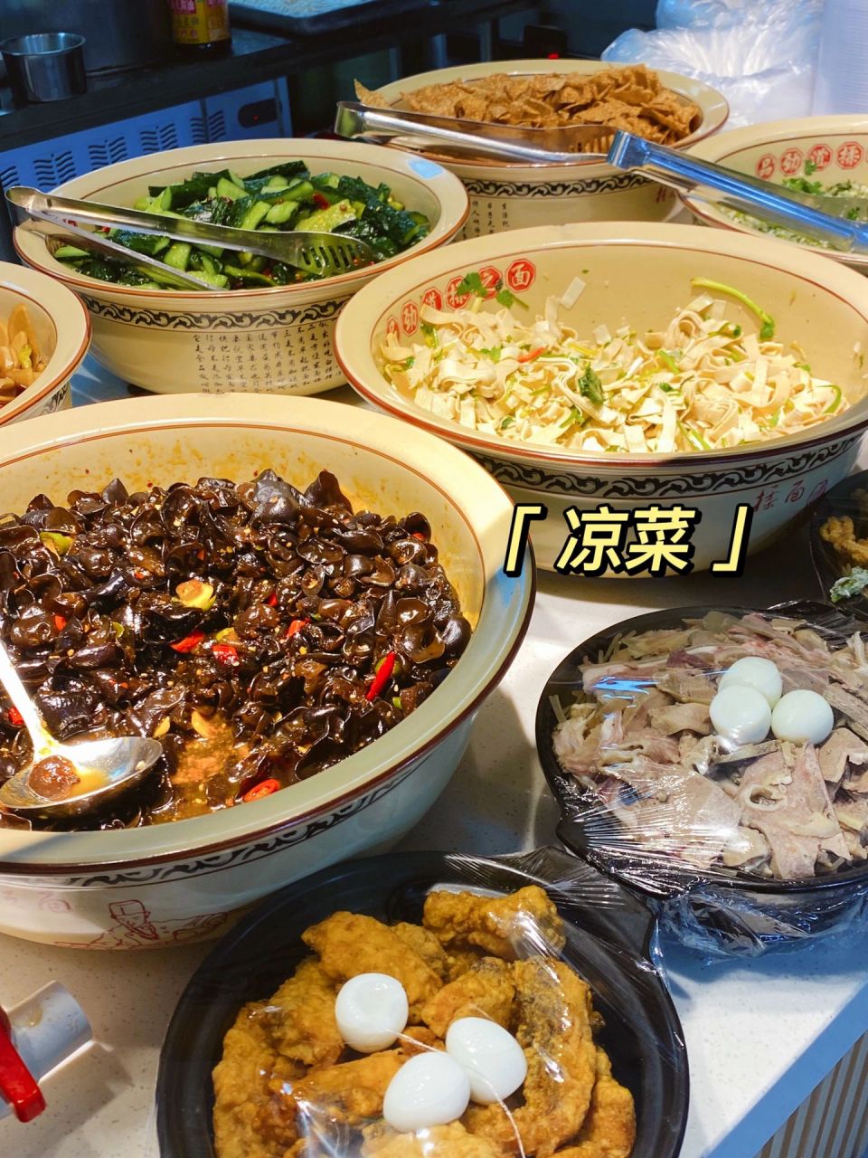 93店名:刘晓燕杂面条(总店) 	 99地址:大润发旁万象街最里面