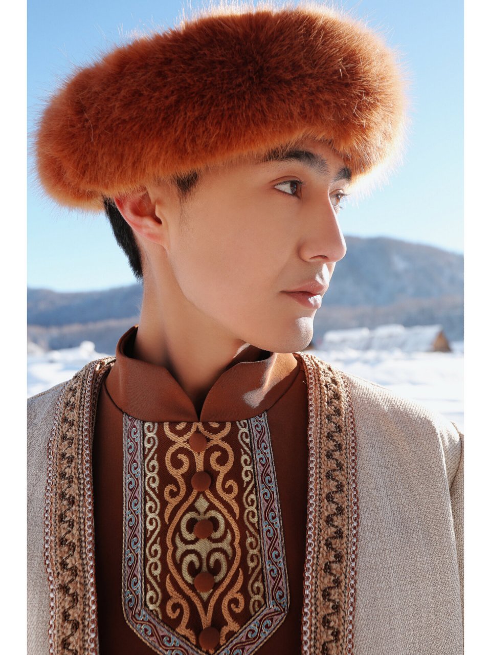 哈萨克族男子服饰图片