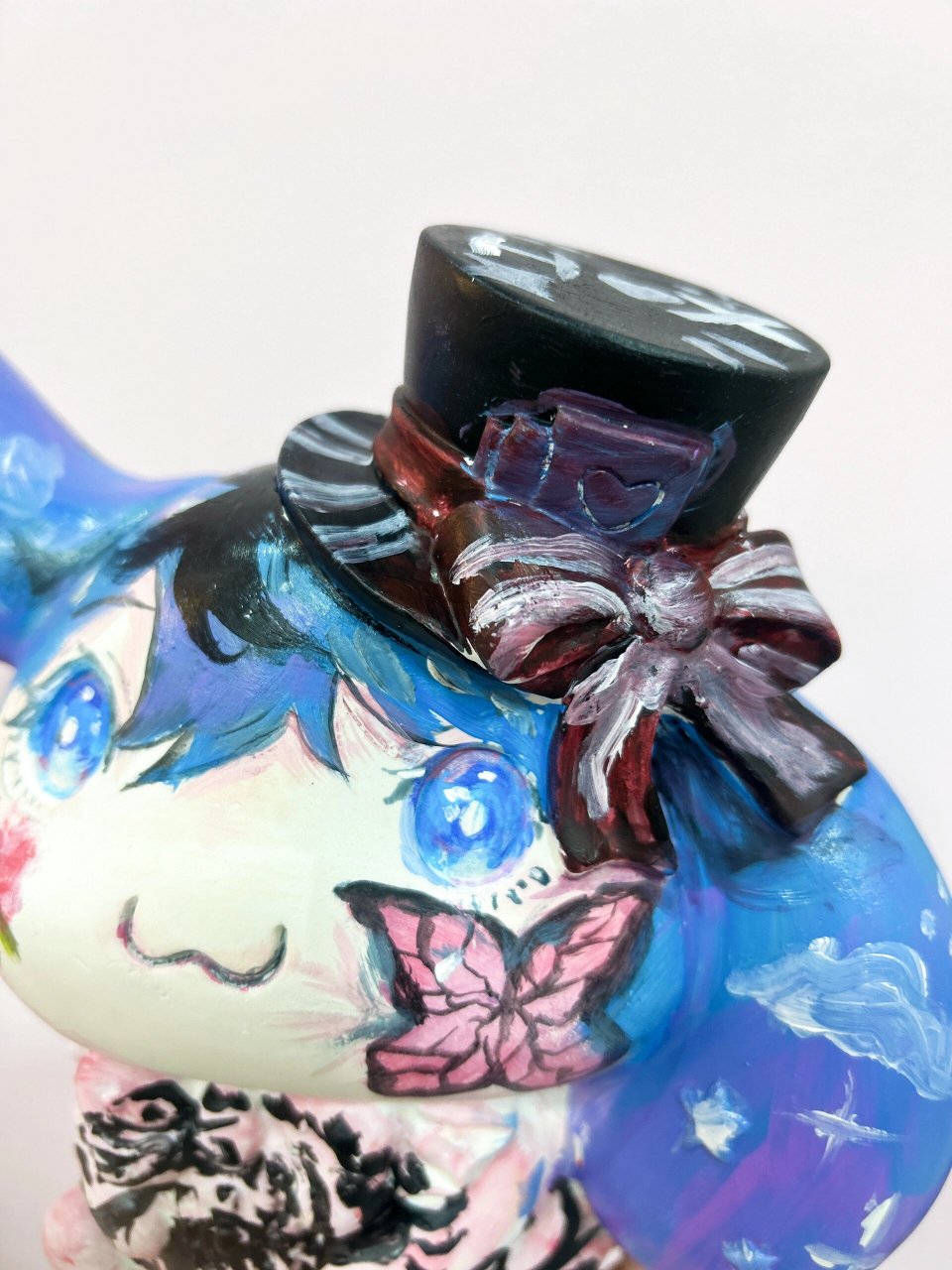 这石膏娃娃涂的也太有水平了 是一个喜欢动漫的女孩子画的 分享给大家