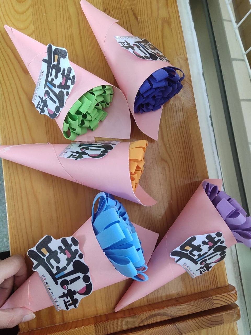 幼儿园 毕业礼物 手工花束 哥哥姐姐们毕业了 小班的弟弟妹妹给大班小