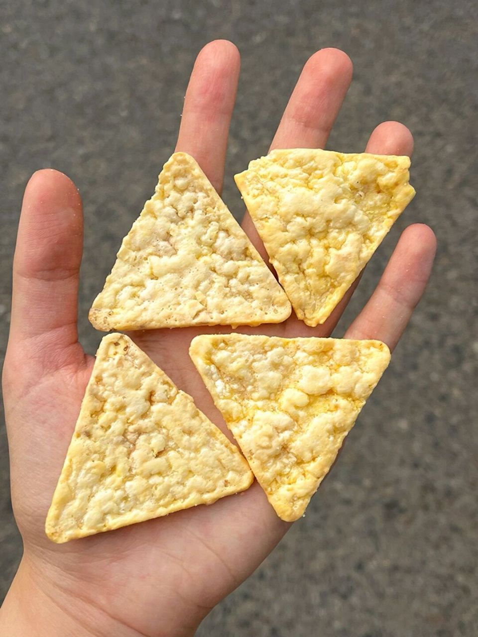 网98的奶酪玉米片 拿了快递就忍不住拆开边走边吃 倒霉碰上了同小区