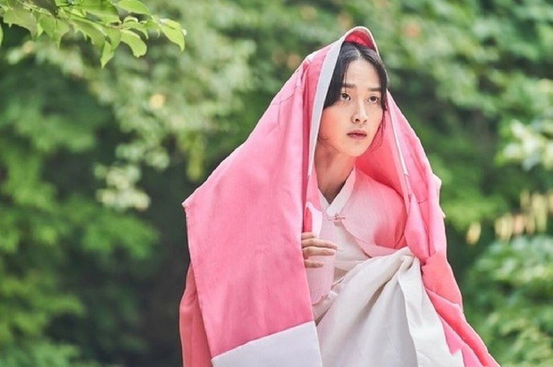 为什么韩剧里的女人出门要头上披一件衣服呢 古代韩国儒家认为,女性不