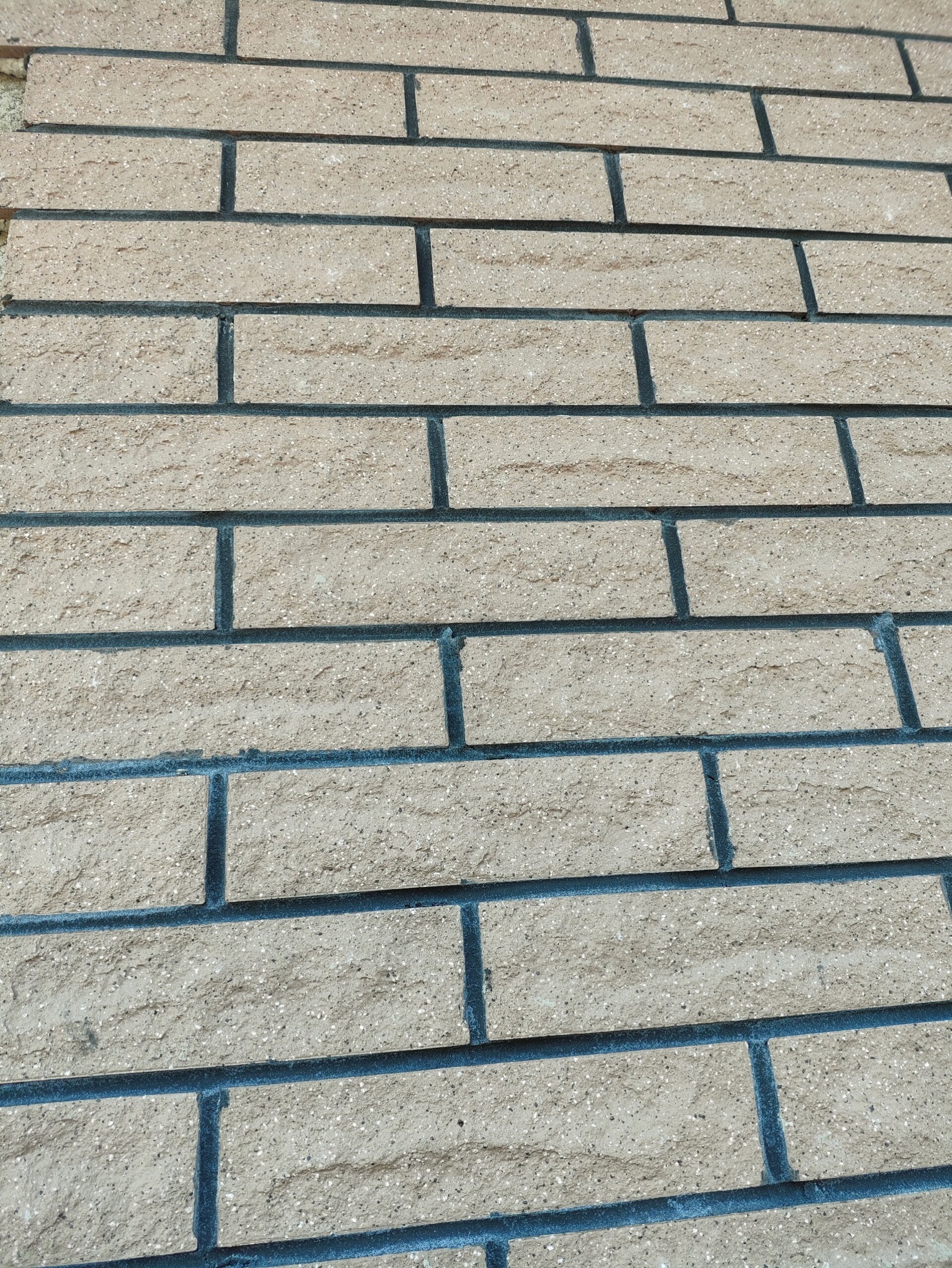 外墙砖 外墙贴的小砖,加上深色美缝.