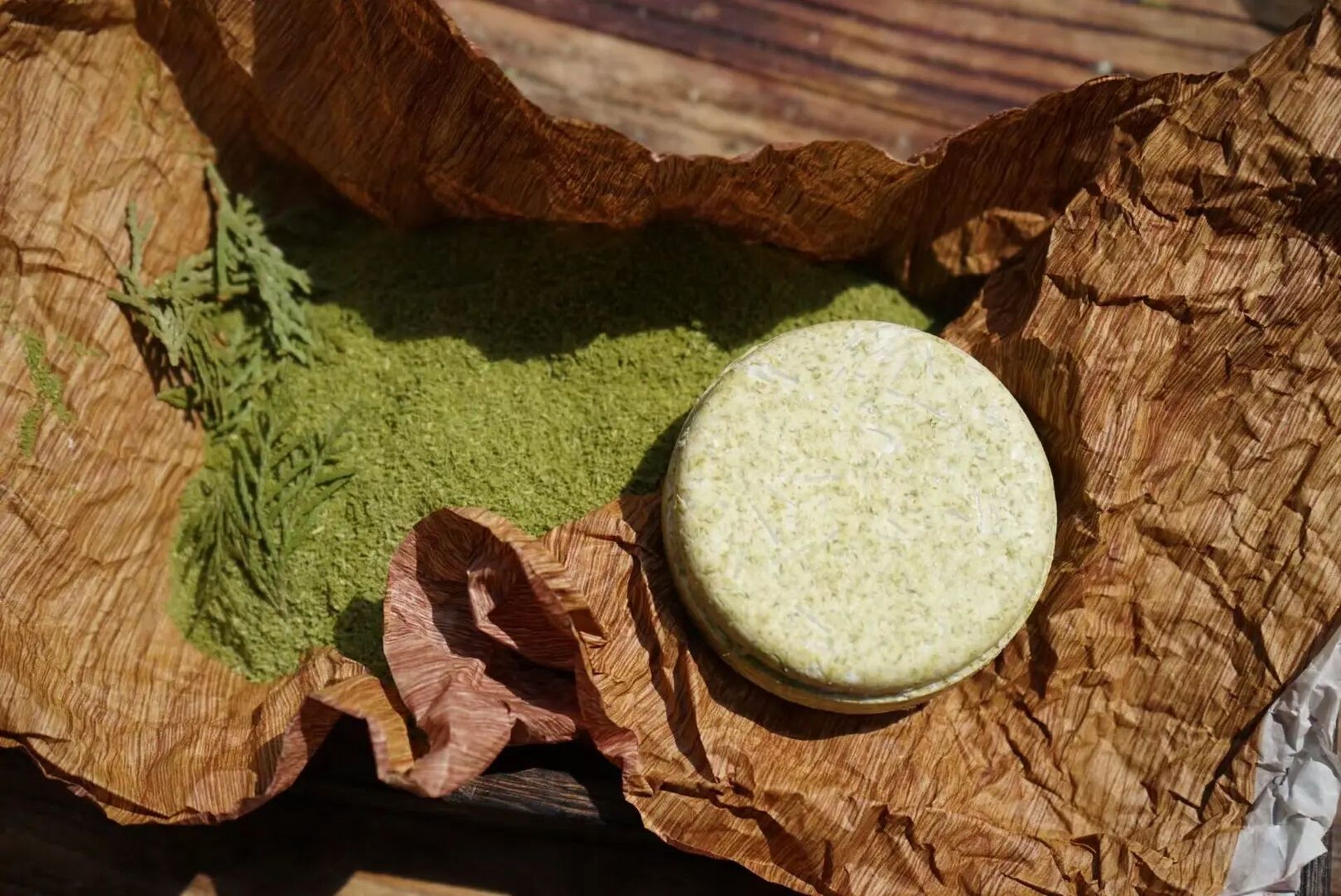 关于侧柏叶生发有很多偏方和古籍的记载,《本草纲目》中谓其:头发不生