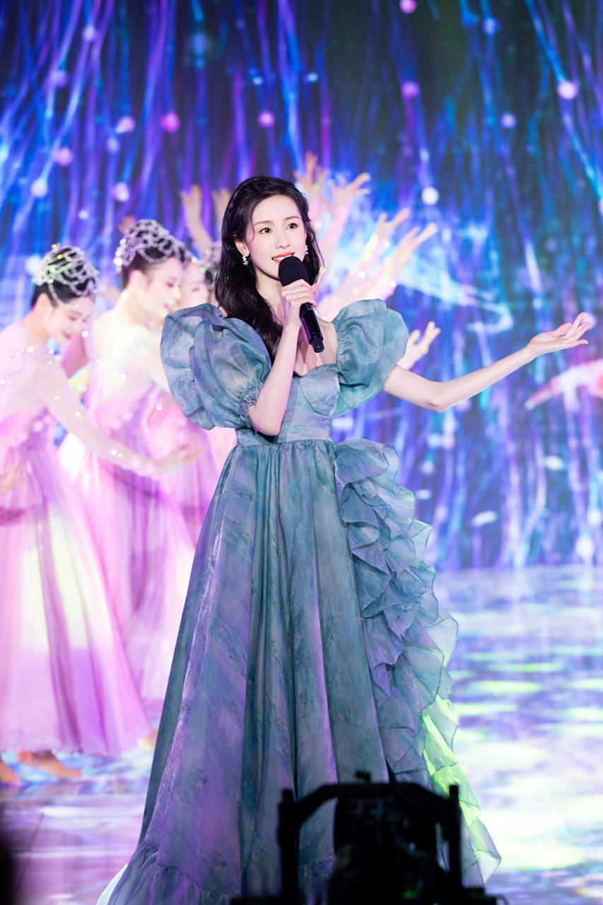 02@陈都灵 一袭水蓝色泡泡袖公主裙亮相第31届信阳茶文化节开幕式