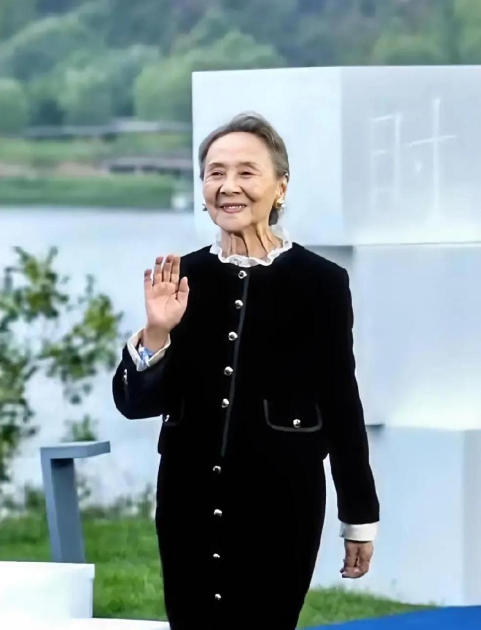 国民奶奶吴彦姝,年轻的时候一定很美 骨子里透露着优雅大方,端庄得体