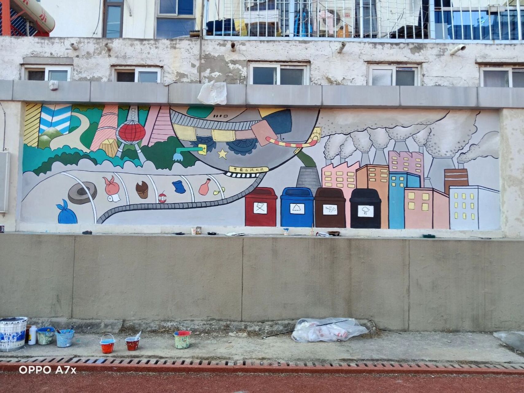 校园环保主题系列墙绘来啦 刚完成一幅环保主题系列墙绘 保护环境,从