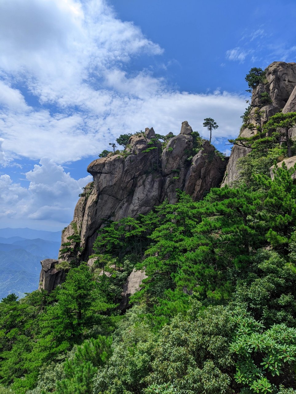 浙西风景天花板——绩溪家朋三尖野攀小记 家朋三尖位于安徽省绩溪县