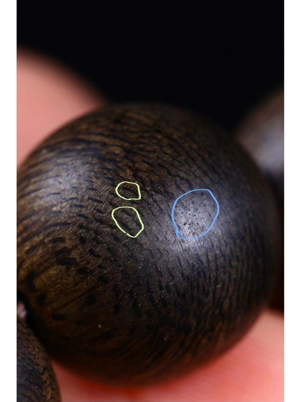 沉香手串,看不到油线的(油线就是图中绿色圈子里一条条黑色的线)并且