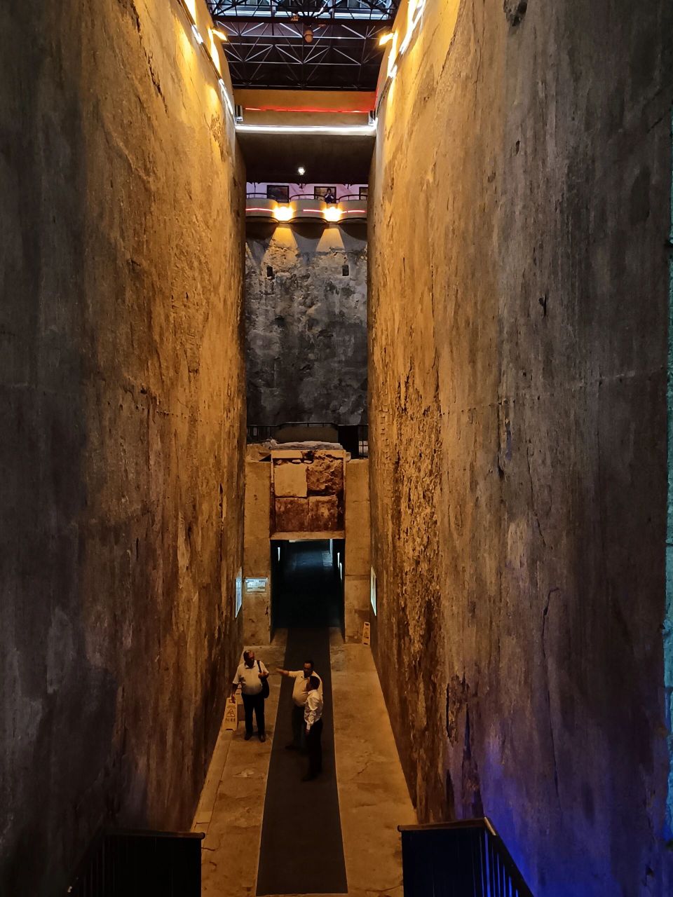 狮子山楚王陵在徐州汉文化景区内,还有汉画像长廊,水下兵马俑馆等景点