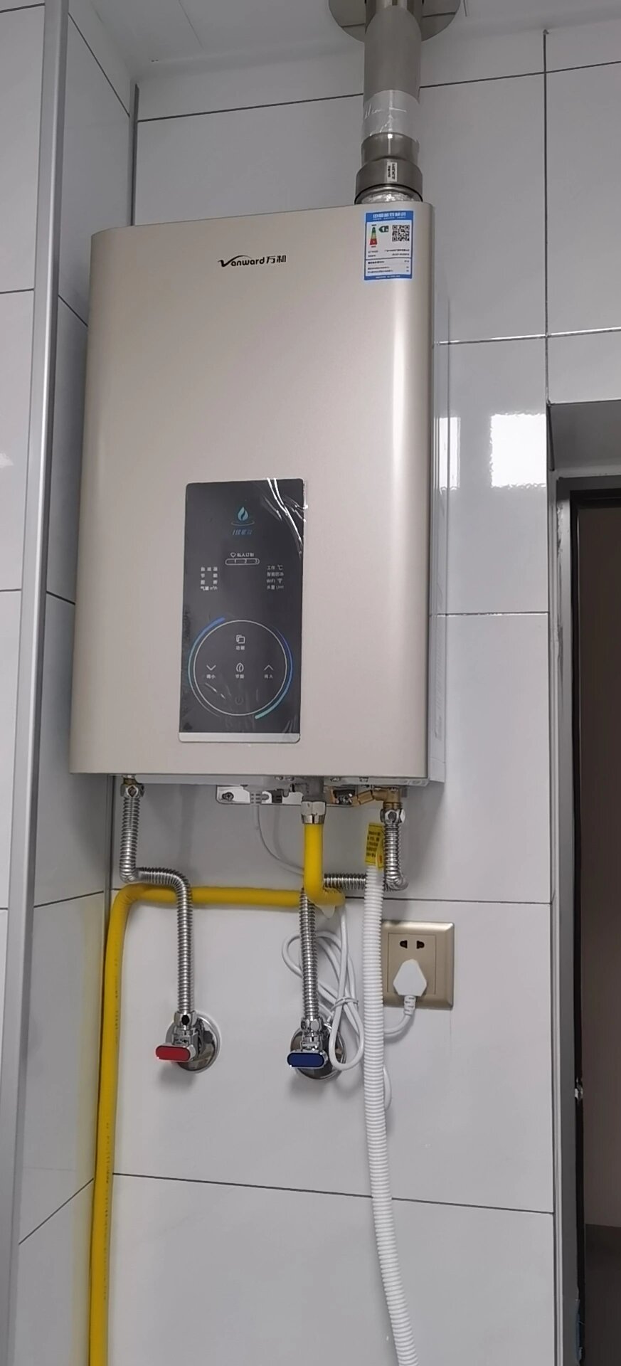 新安装燃气热水器出黄色的水是怎么回事?