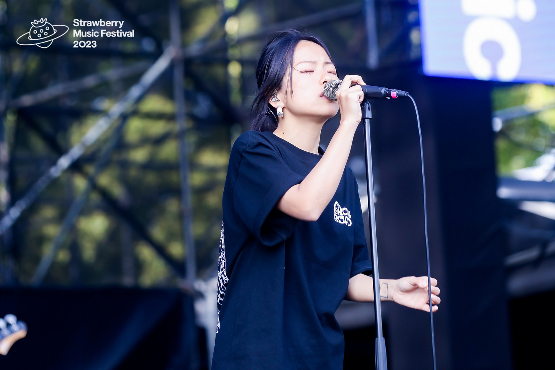 2023#上海草莓音乐节#   @蛙池乐队 的音乐,以极具故事感的歌词描绘着