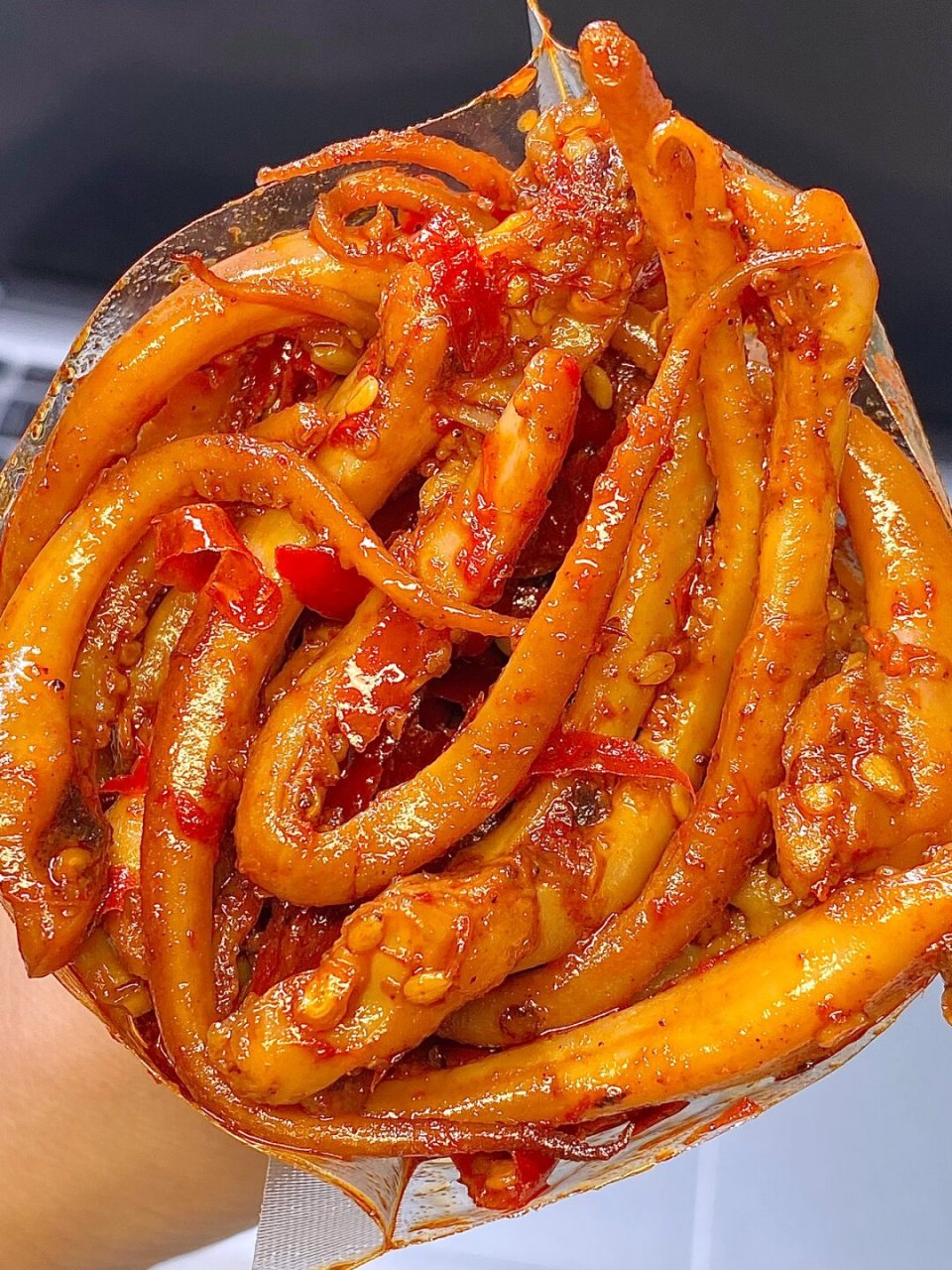 麻辣冷吃鱿鱼须! 鱿鱼须裹满了酱汁,麻麻辣辣的好入味!