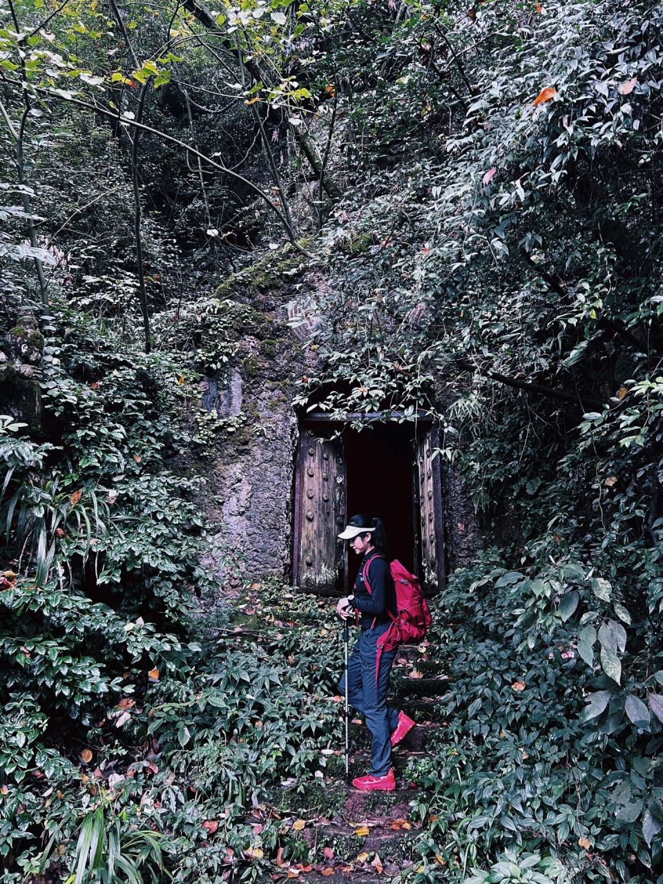 越往后面走,越刺激 和小伙伴一起去都江堰探秘神仙洞 路程到洞口2km