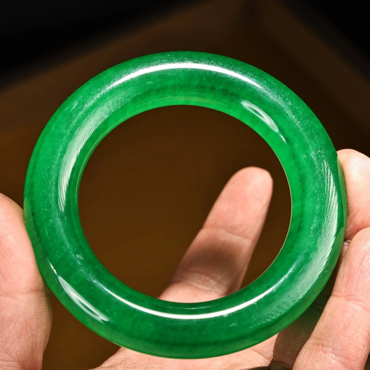 珍藏清代宫廷皇家御藏罕见极品高冰种帝王绿翡翠玉手镯一盒 配老漆器