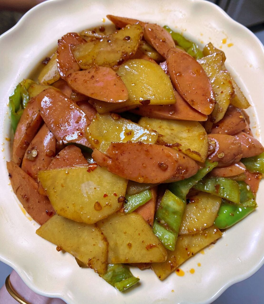 99做法99 1,火腿肠青椒切片,土豆去皮洗净也切片.