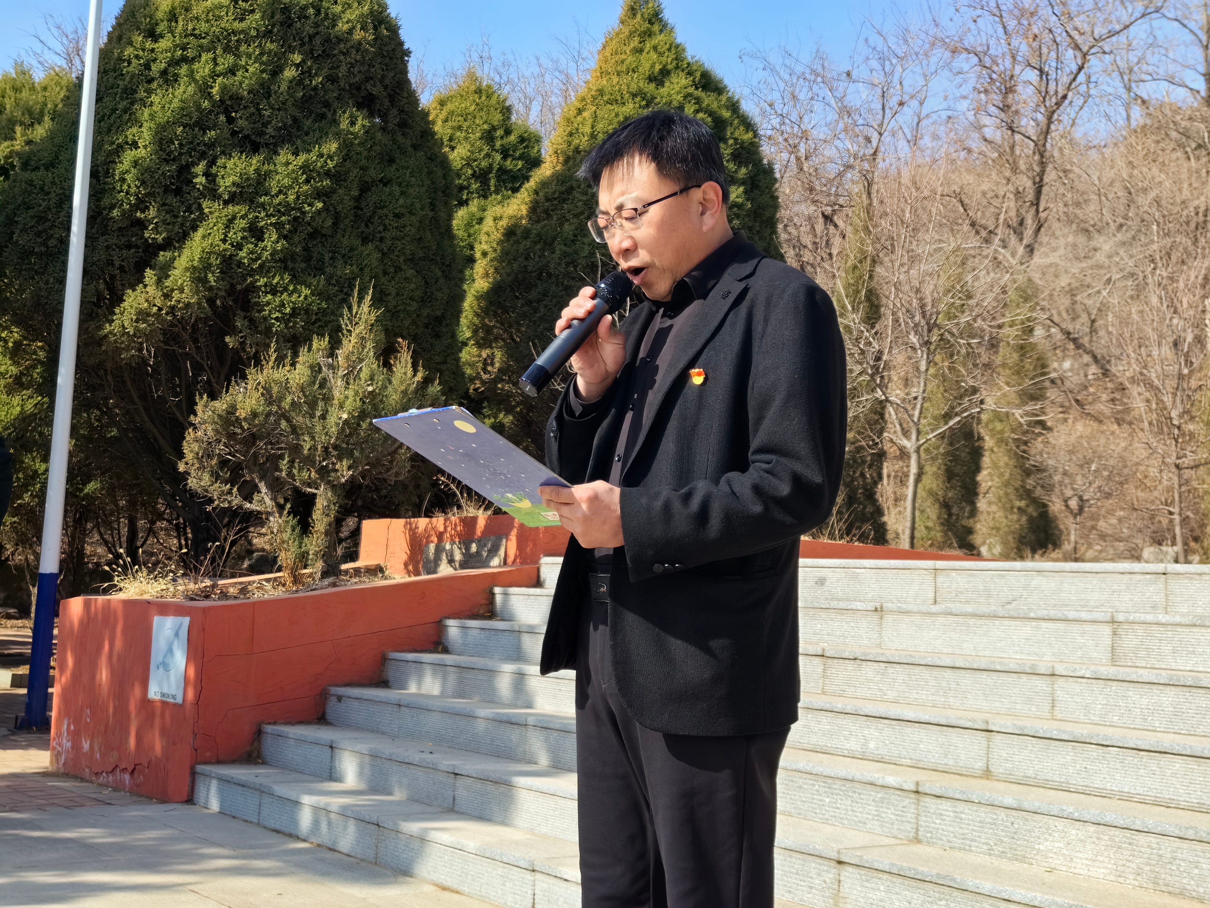 "缅怀革命先烈,弘扬爱国精神"