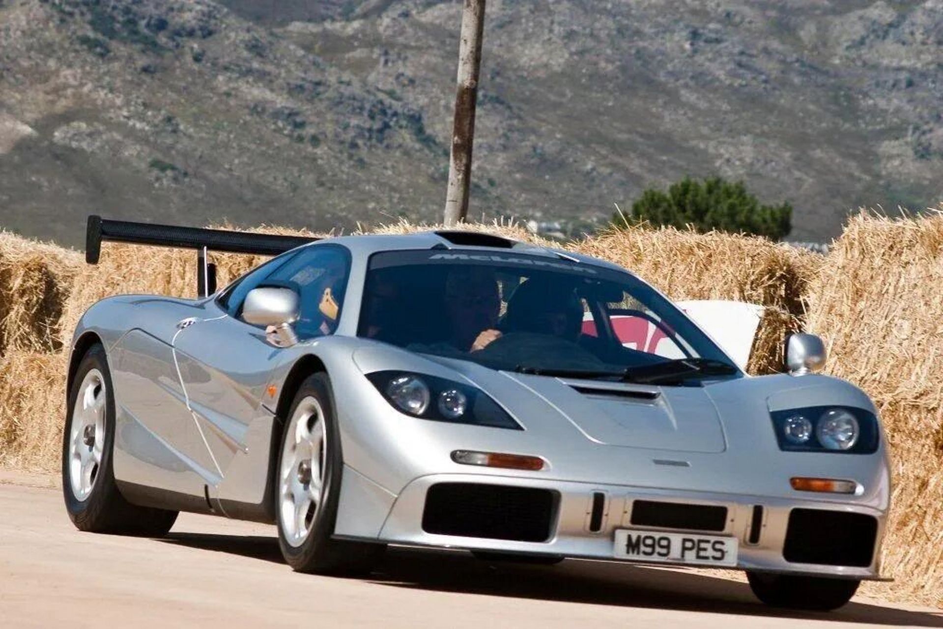 升级版迈凯伦f1  f1 gtr在1995年的勒芒赛场大杀四方后,迈凯伦推出了