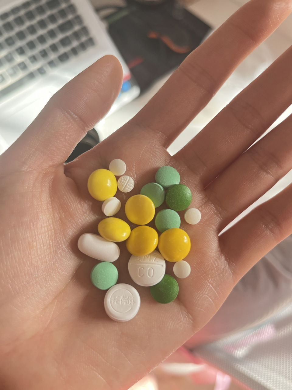 91了以后诊所开的一大把药都有啥 该说不说 吃了一天后退烧了 嗓子