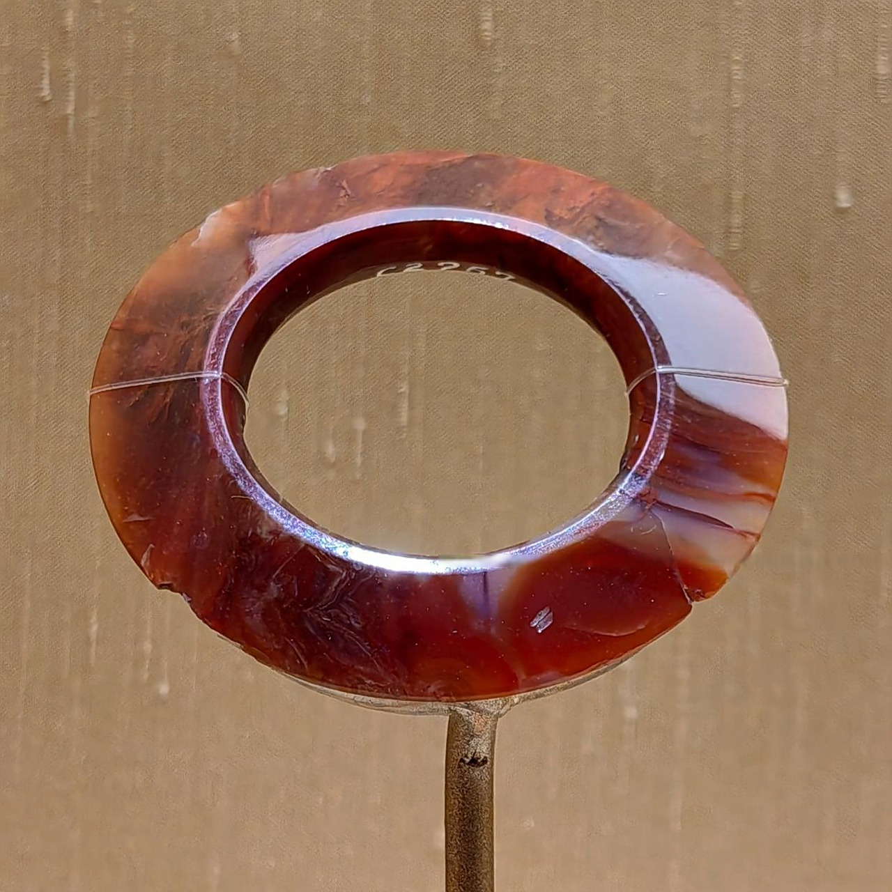 国家博物馆的战国玛瑙环.