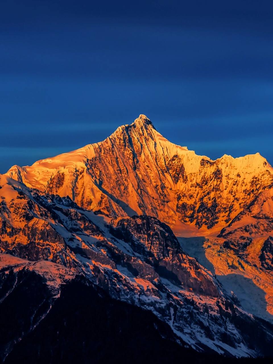 拍到了日照金山的高清壁纸||可分享噢 拍摄的是梅里雪山卡瓦格博峰的