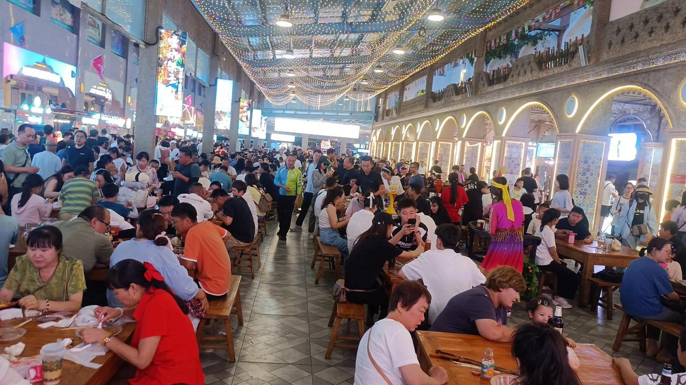 乌鲁木齐头条 乌鲁木齐某步行街美食街,宾客满座.