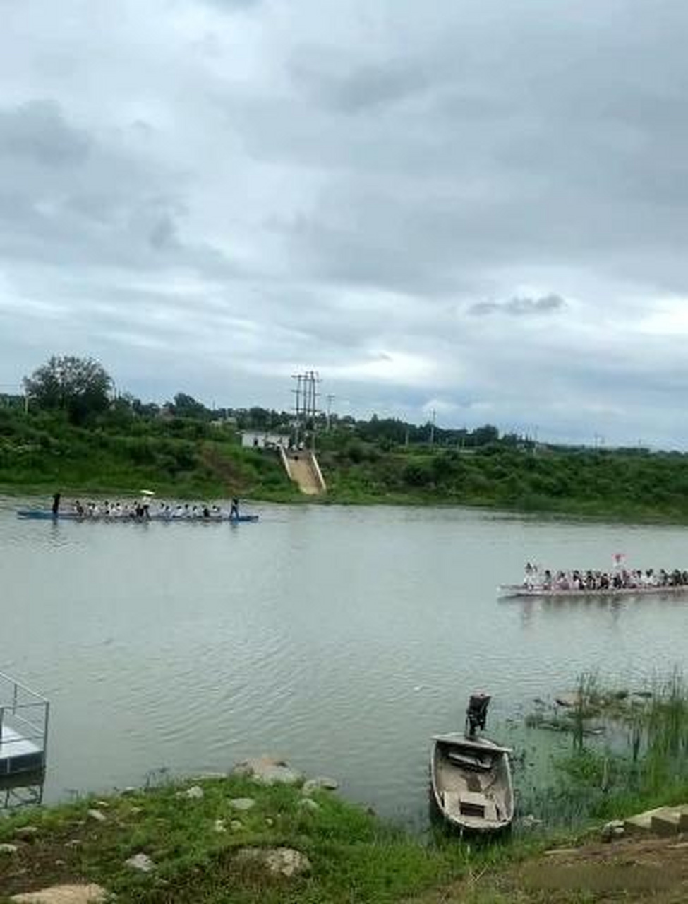 6月22日,夏至节遇上端午节,巢湖市柘皋古镇柘皋河龙舟赛火力全开,品