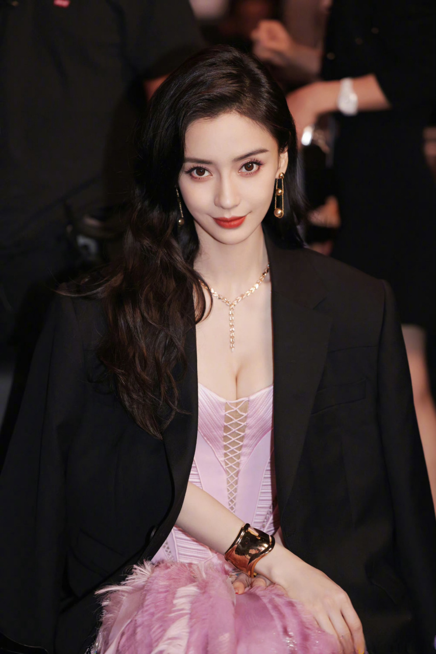 angelababy | 芭莎    鼻姐美得不要太超过 气场十足的女霸总,上位者