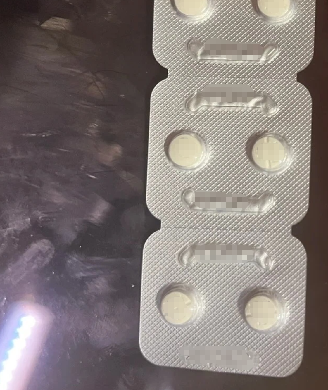 急性荨麻疹脸部红肿怎么回事?
