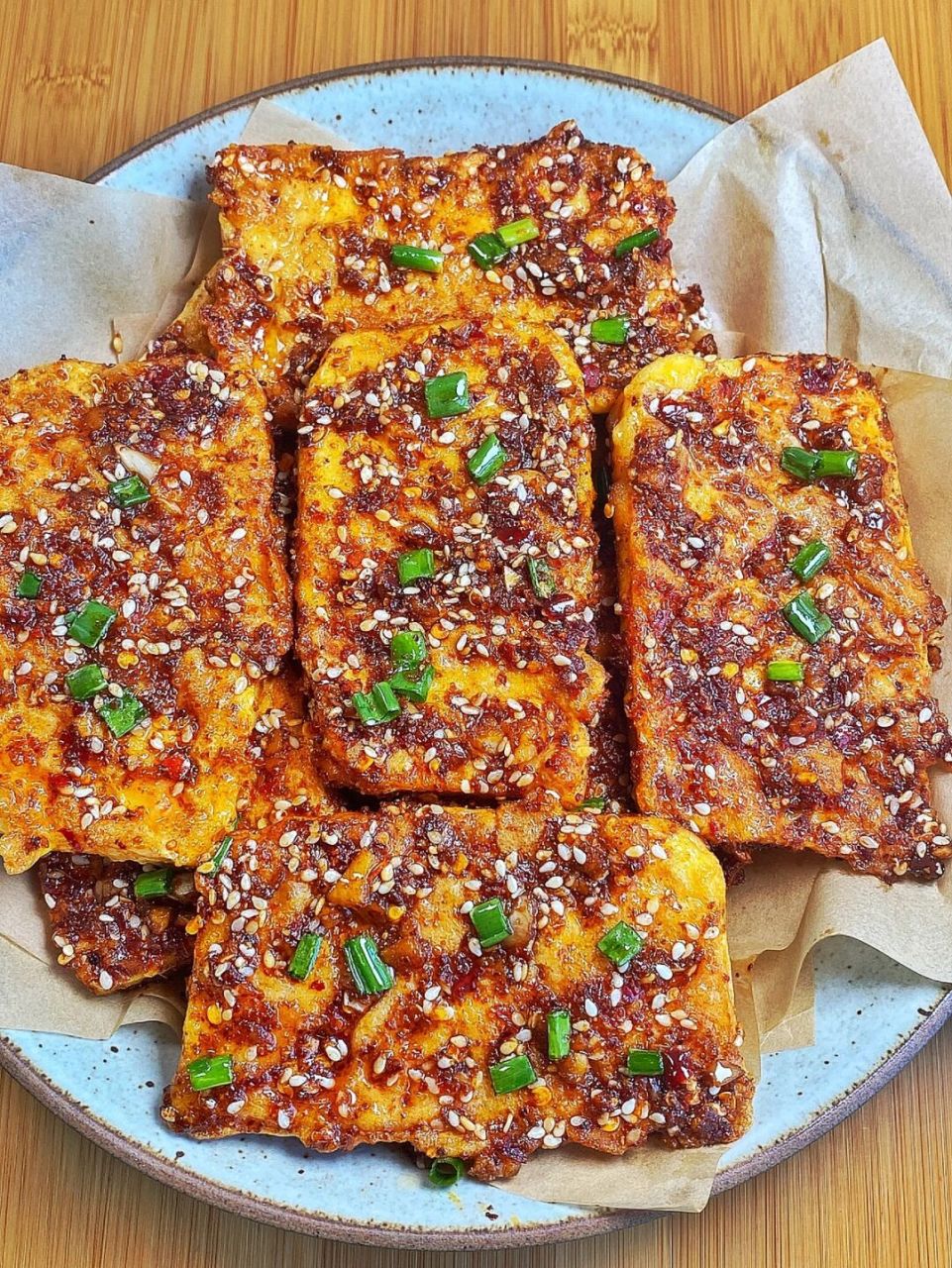 比烧烤还好吃的香煎孜然豆腐,麻辣鲜香,外酥里嫩,做法超级简单,喜欢的