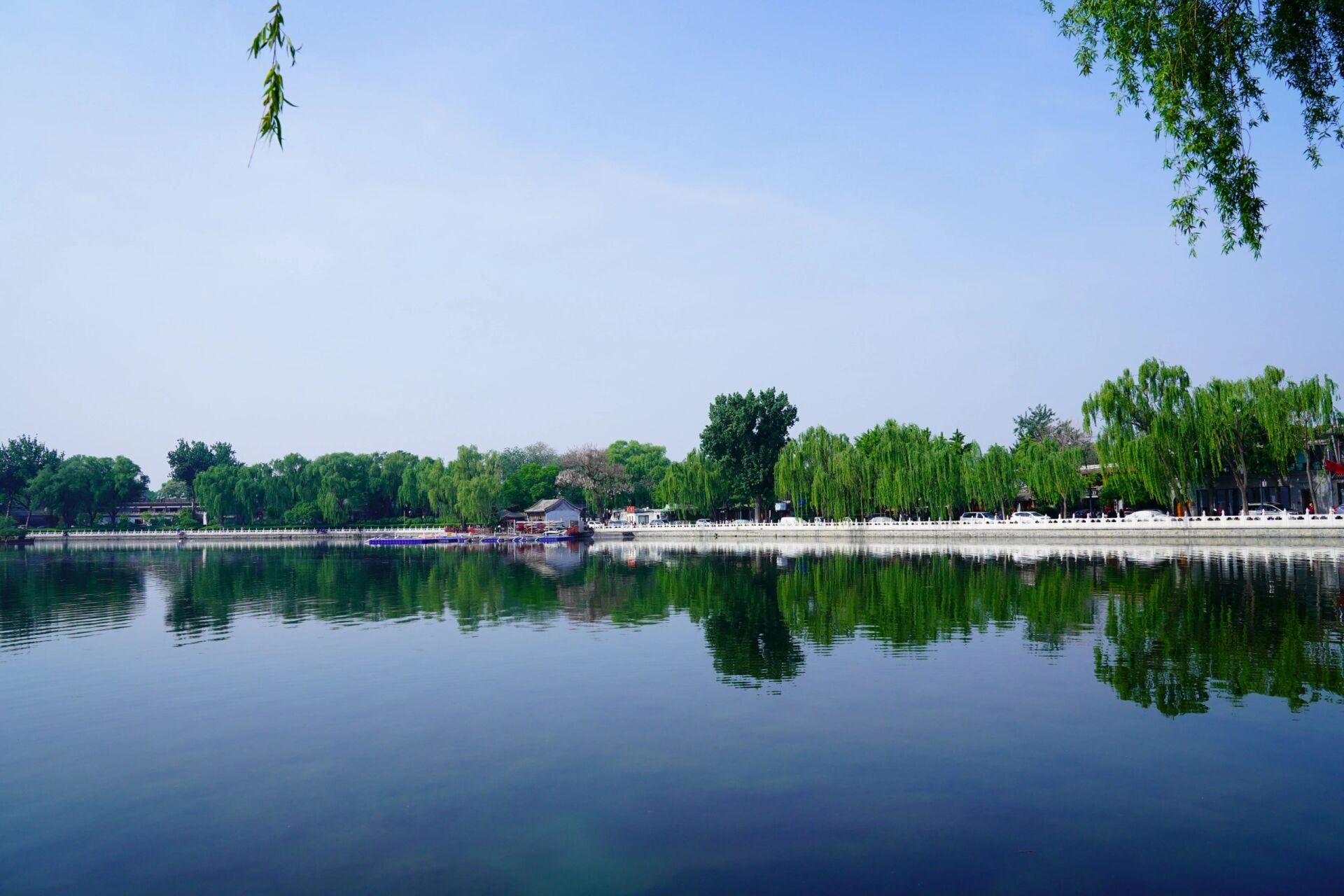 北京西城区什刹海景区~ 什刹海,是北京市历史文化旅游风景区,北京市