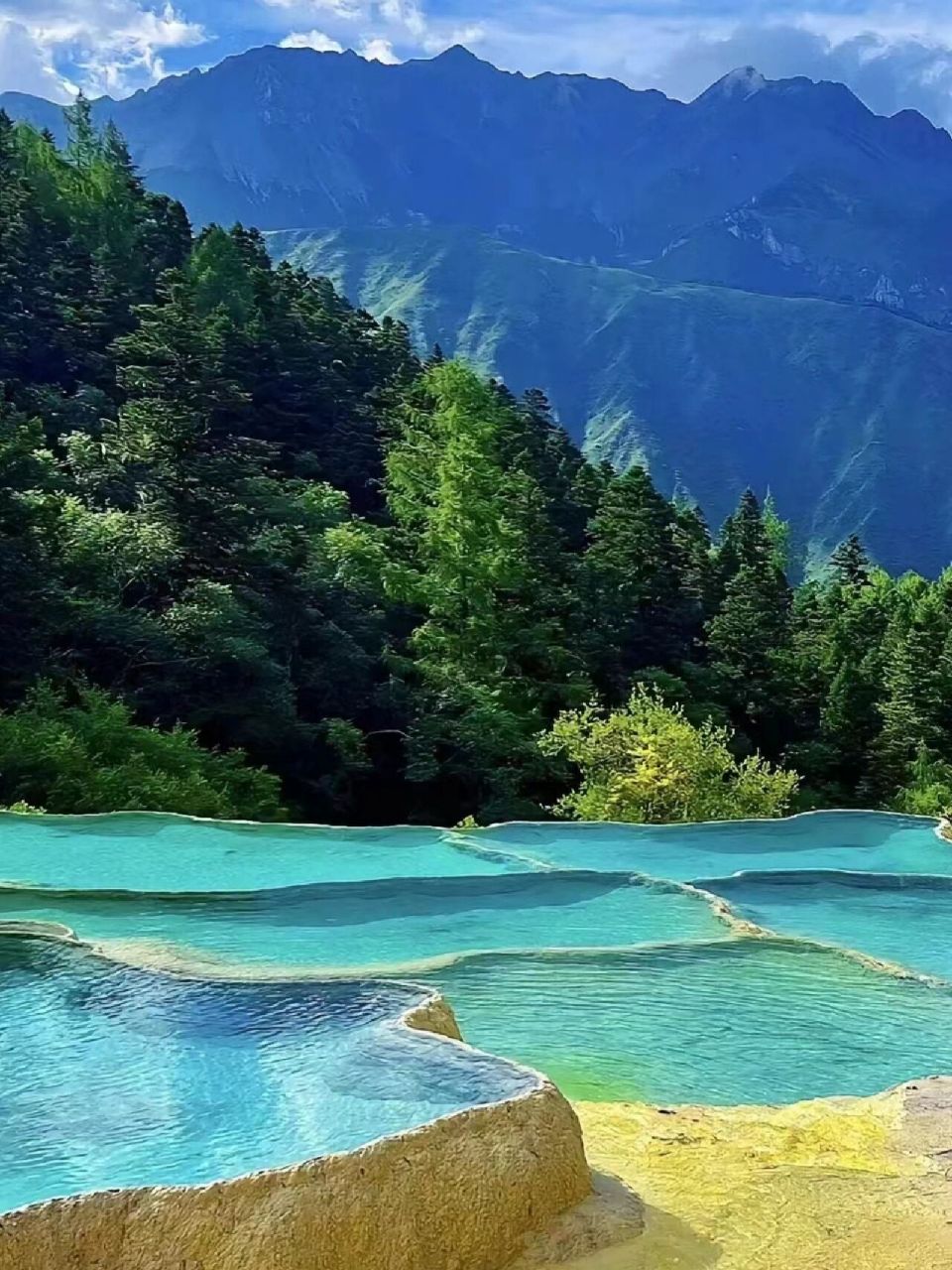 "超详细暑期黄龙景区指南:让你旅途不迷路" 7月的黄龙进入丰水期,水池