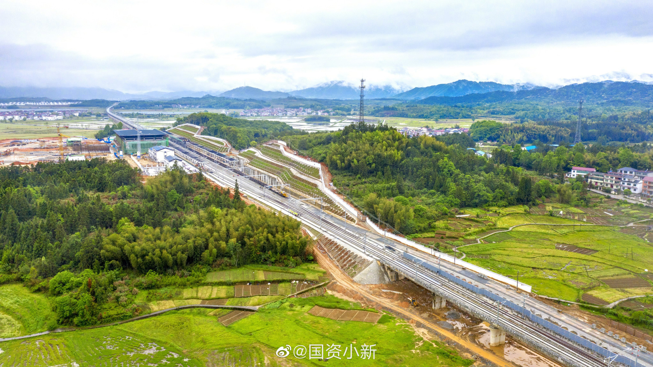 【#昌景黄高铁全线铺轨贯通#,预计年底建成通车】日前,中国铁建股份