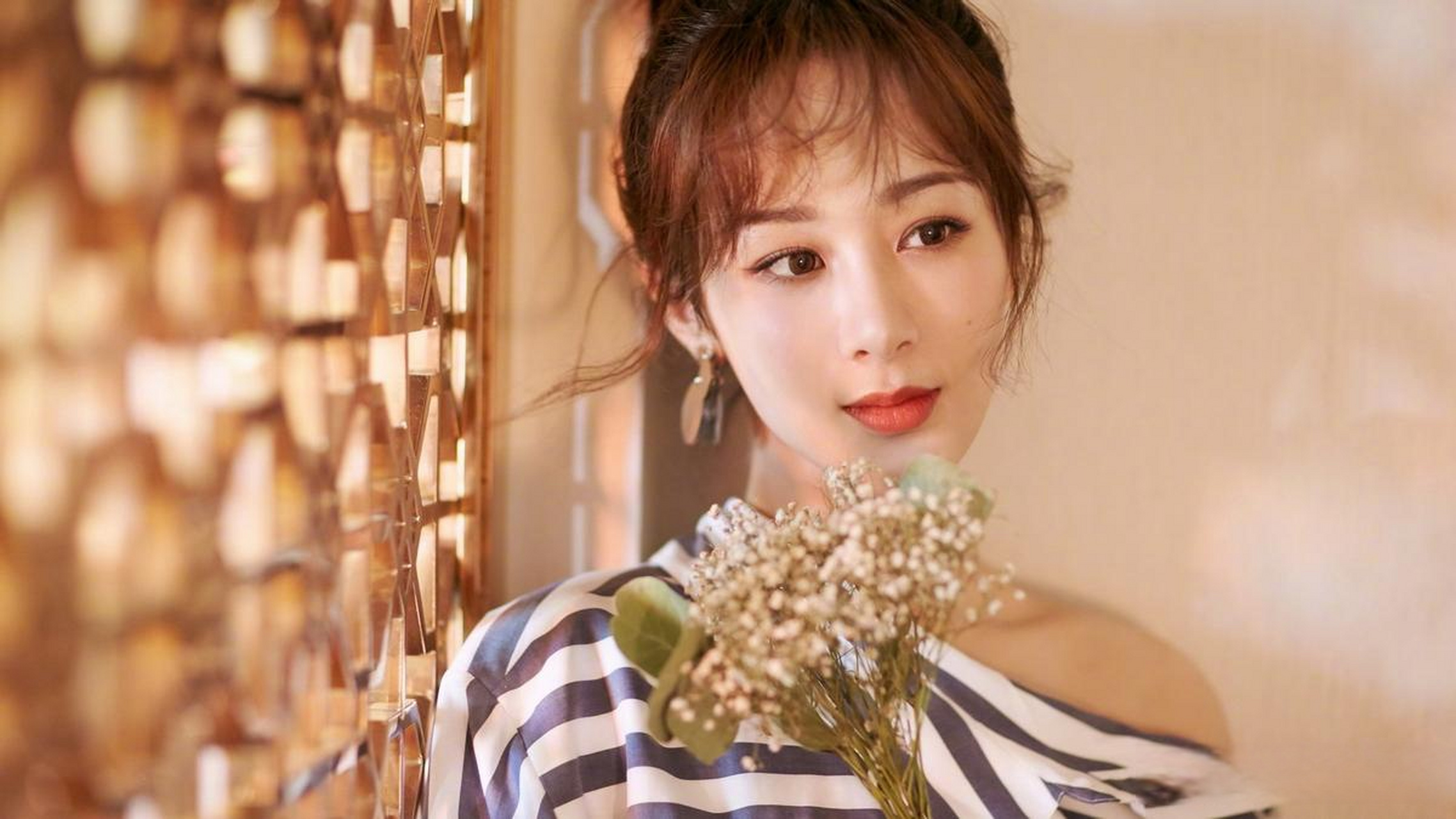 杨紫的爸妈一起去看张杰演唱会过七夕,虽然都已经步入老年,可感情