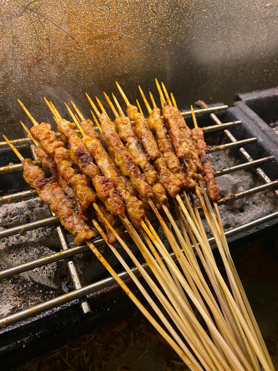 一块钱的猪肉串,香迷糊了好吗 一块钱的猪肉串,还是每天新鲜买的前腿