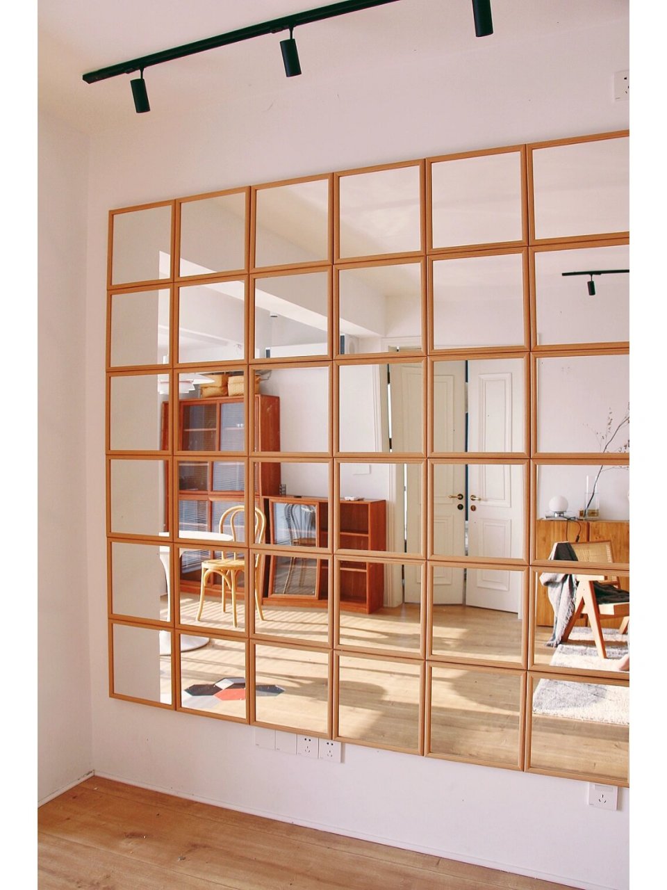 我用36块镜子diy一面镜子墙 这面镜子墙是我独家原创,入住两年一直