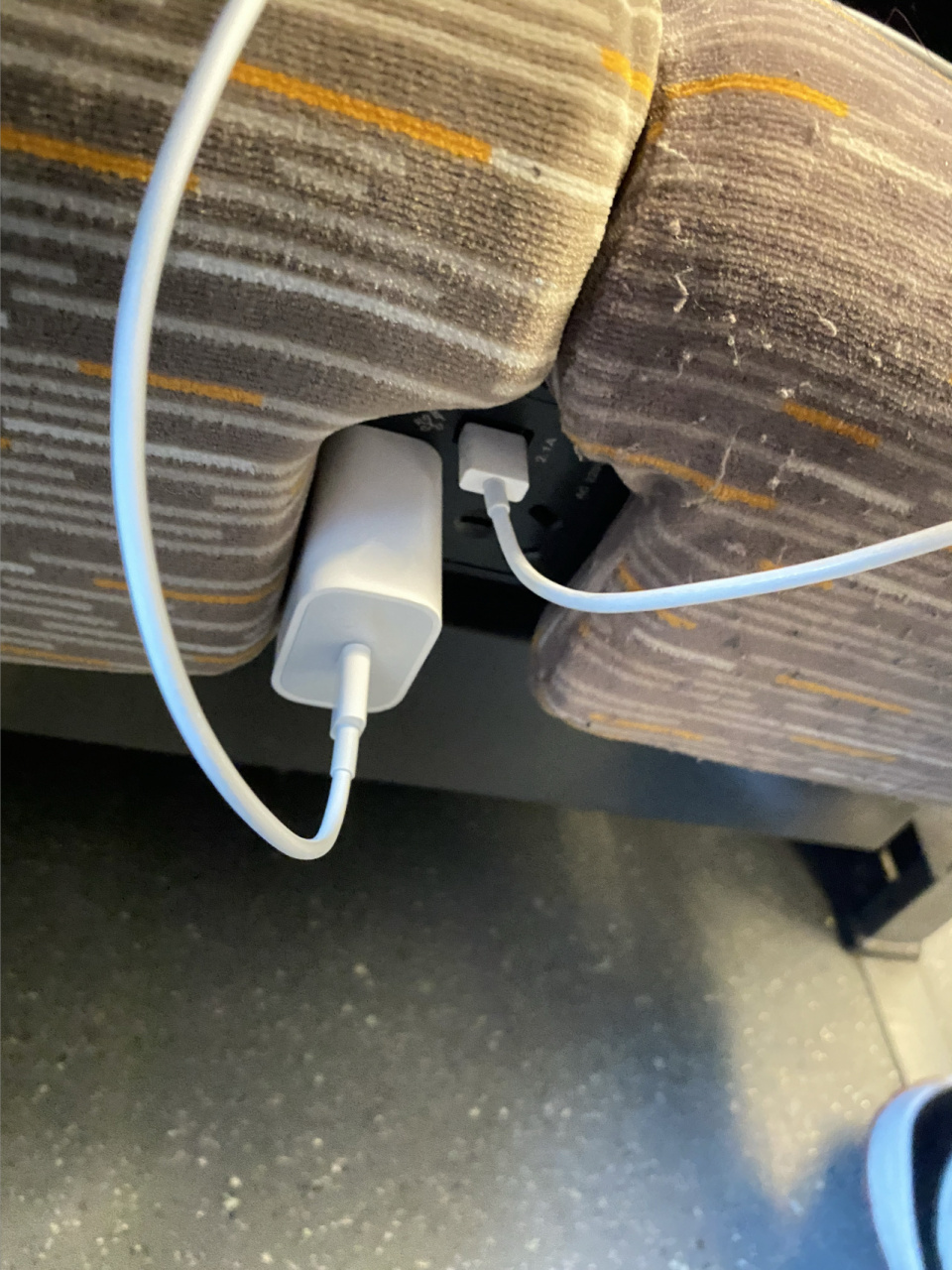 复兴号二等座的充电口,设计真的反人类 更新一个今天乘坐复兴号的充电