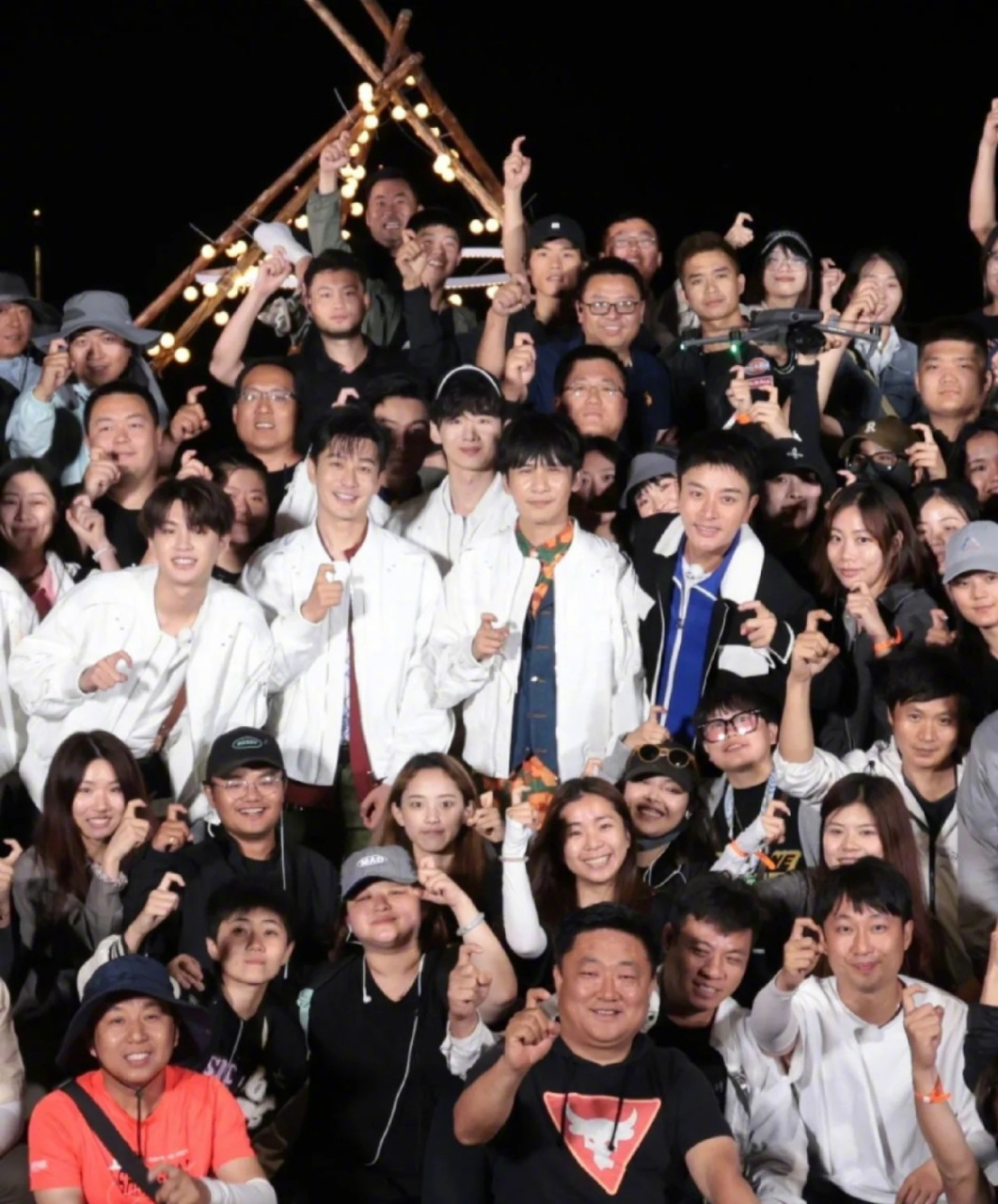 极限挑战7最后一期收官大合照,小白好突出哦!