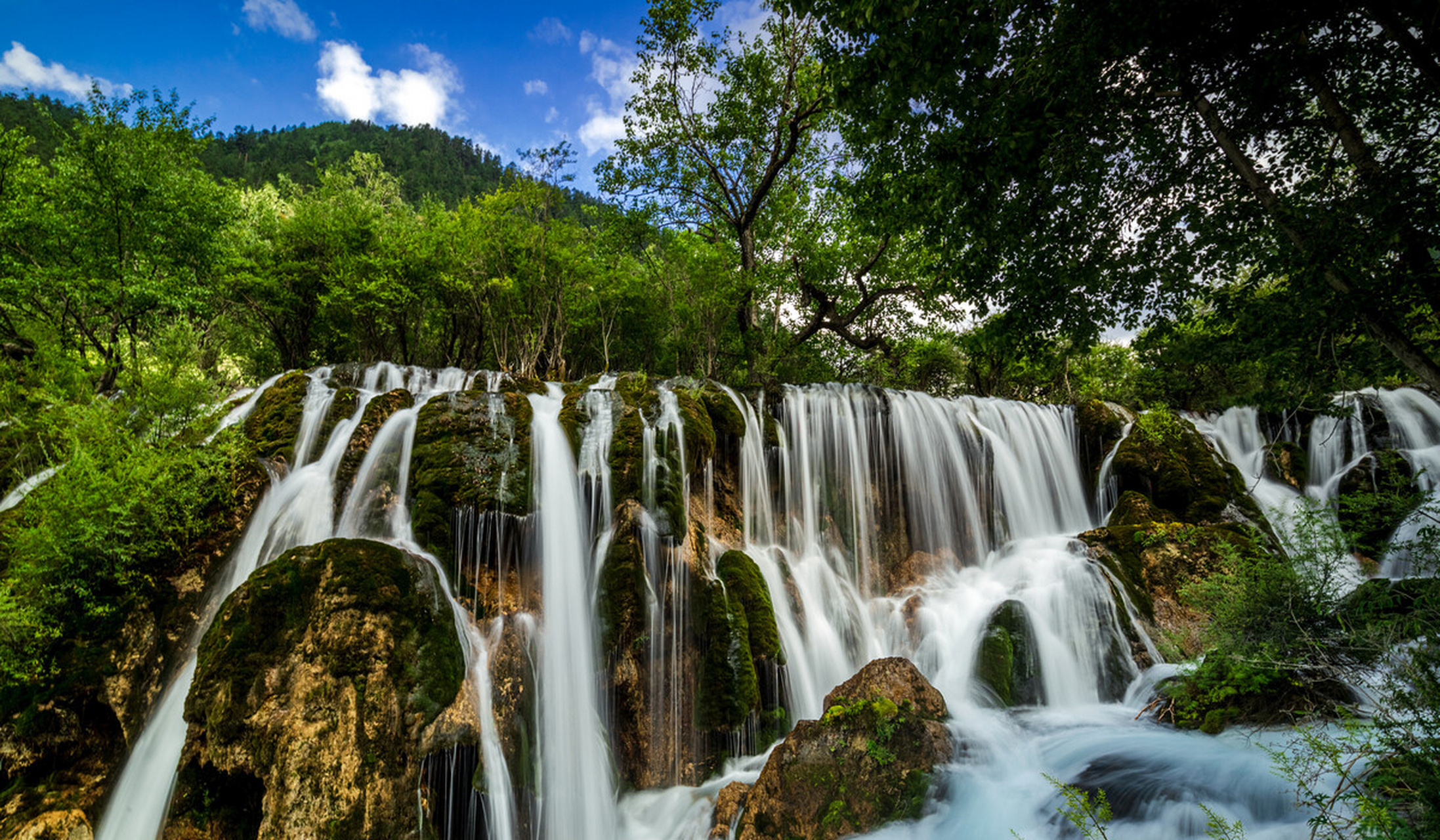 九寨沟的风景,主要以水景为主,而连接九寨沟内众多海子的瀑布群,则是