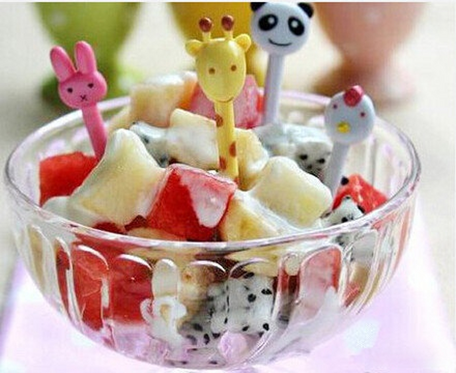 将火龙果,苹果,香蕉,西瓜去皮后切成大小一致的小粒;2.