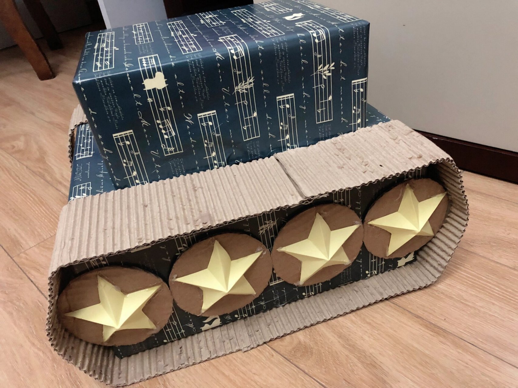 科技节手工坦克 幼儿园科技节,手工作品,坦克 费妈作品,谈不上完美