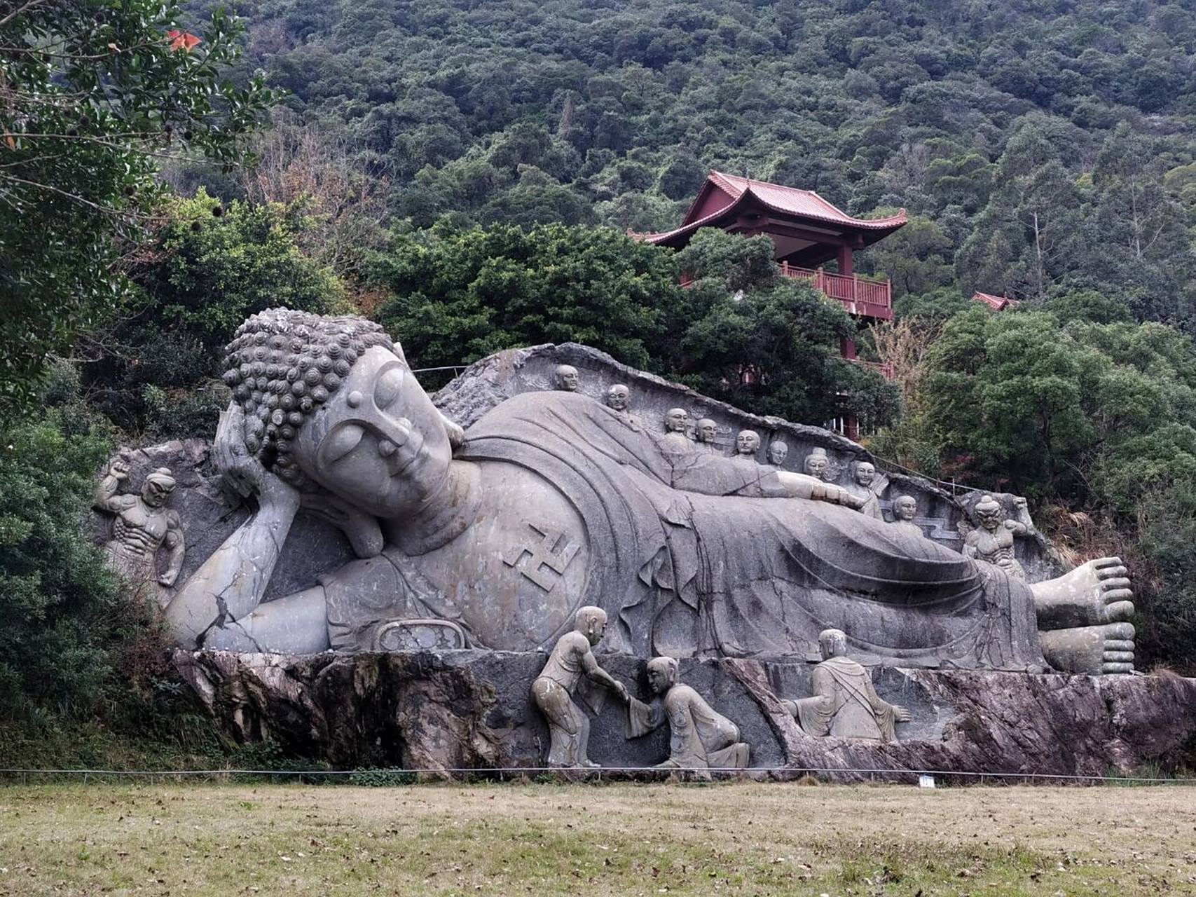 卧佛是耐风化青石整体岩雕刻而成,是全国独有.