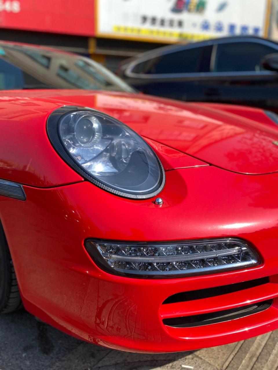 红色的911也是一代杰作.后屁股这张照片真的很好看