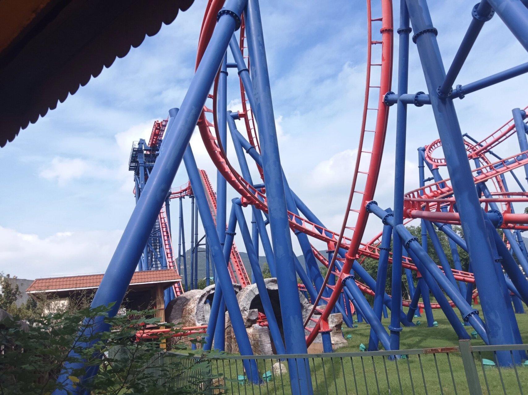 苏州乐园推荐和避雷 过山车:喜欢刺激的可以坐冲上云霄,比冲上云霄