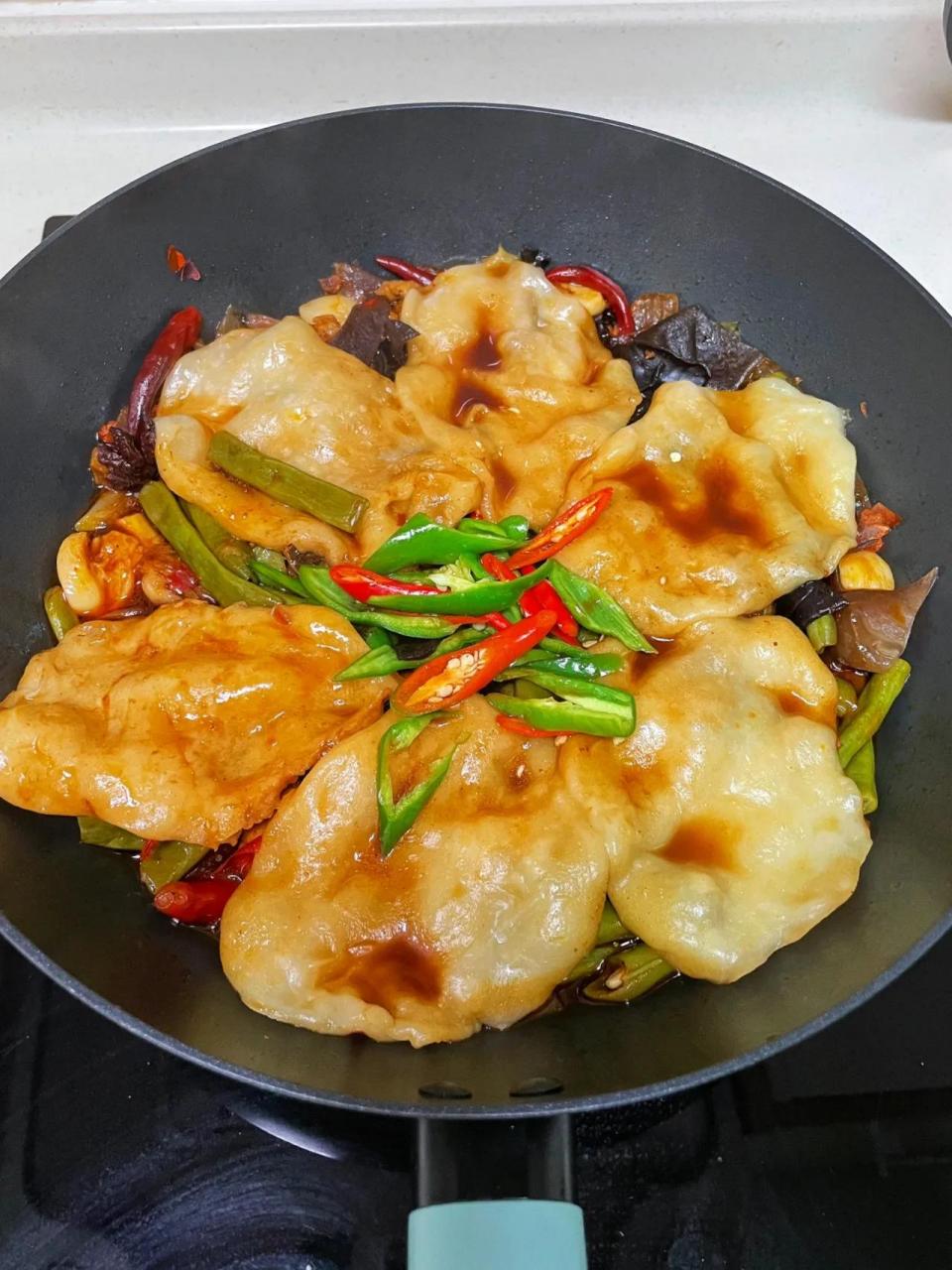 超入味的地锅鸡贴小饼,蘸上汤汁香迷糊了!