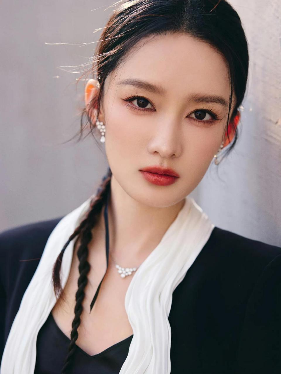 清冷感也就李沁有了吧,谁懂啊,用丝带编头发更有种李清照的孤冷和清幽